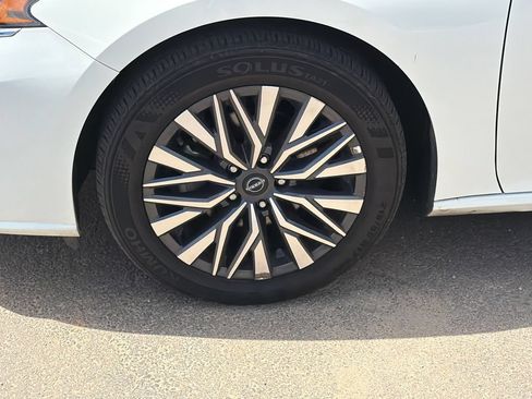 Used 2025 Nissan Altima 2.5 SV FWD image 11