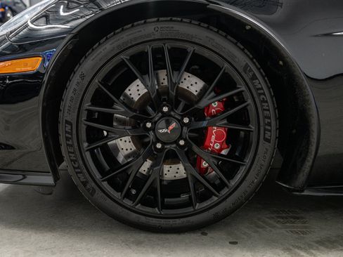 Used 2013 Chevrolet Corvette Z06 w/ 3LZ Preferred Equipment Group RWD image 9