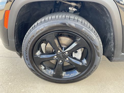 Used 2023 Jeep Grand Cherokee L Limited w/ Black Appearance Package image 11