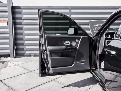 Used 2024 Rolls-Royce Phantom Sedan image 36