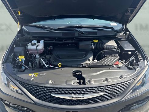Used 2025 Chrysler Voyager LX FWD image 21