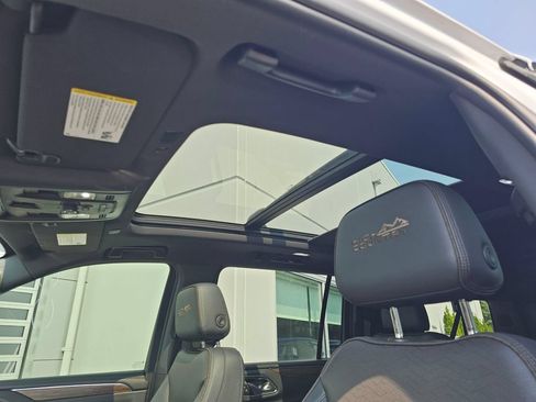 Used 2022 Chevrolet Suburban High Country w/ Premium Package 2 AWD/4WD image 27