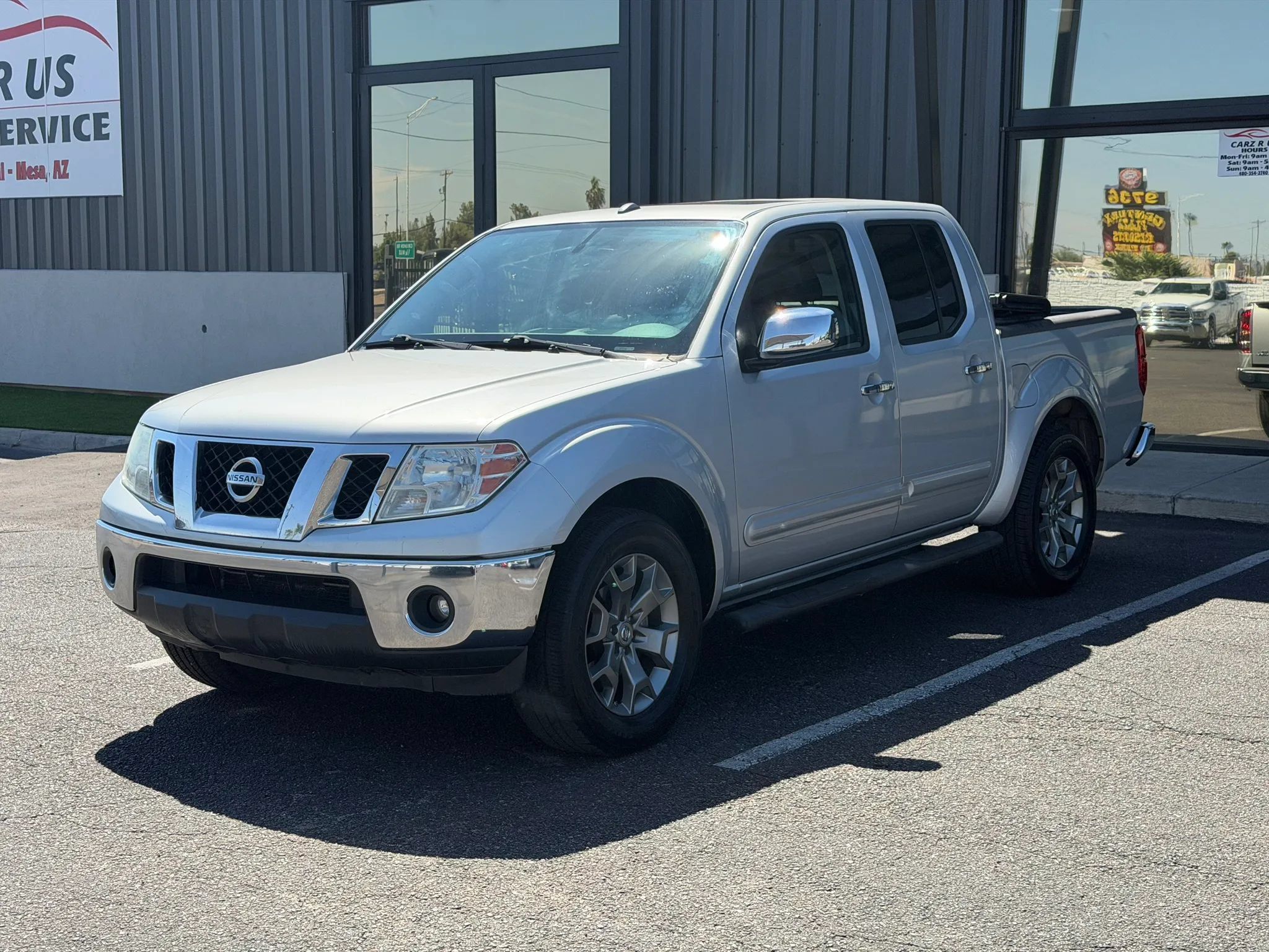 Used 2019 Nissan Frontier SL RWD image 2