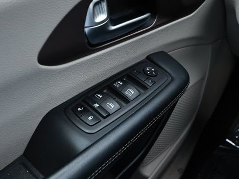 Certified 2023 Chrysler Voyager LX FWD image 19