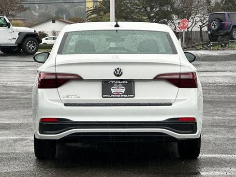 Used 2023 Volkswagen Jetta Sport image 5