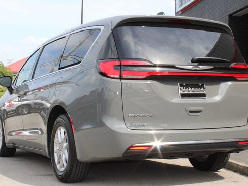 Used 2025 Chrysler Pacifica Select FWD image 9