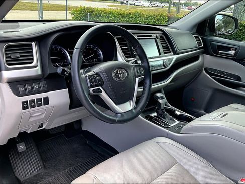 Used 2019 Toyota Highlander Limited Platinum image 18