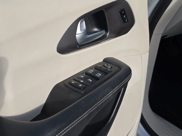 Used 2024 Chrysler Pacifica Touring-L FWD image 19