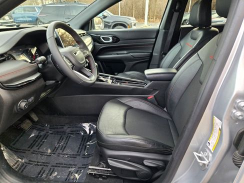 Used 2025 Jeep Compass Trailhawk image 22