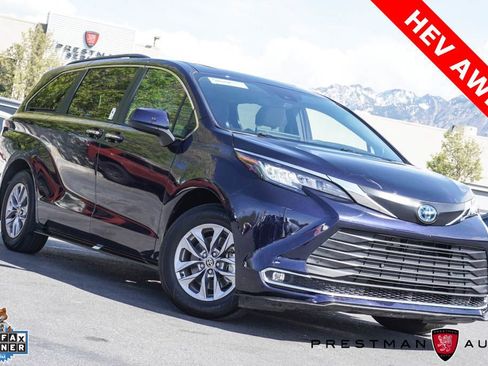 Used 2025 Toyota Sienna XLE w/ XLE Plus Package image 1