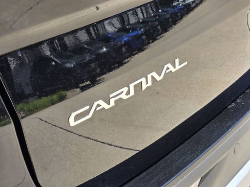 Used 2024 Kia Carnival EX FWD image 16