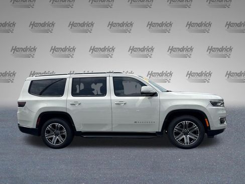 Used 2022 Jeep Wagoneer Series III AWD/4WD image 10