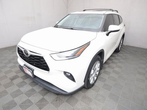 Certified 2021 Toyota Highlander XLE image 1
