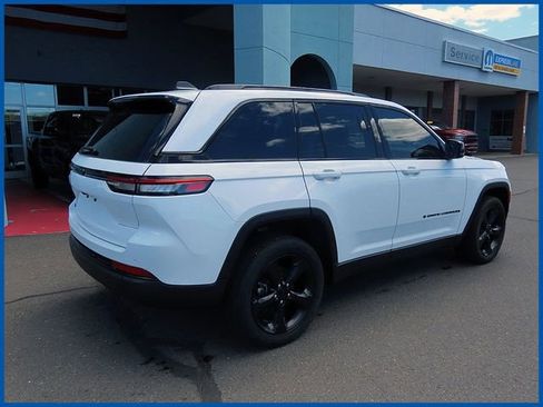 Used 2023 Jeep Grand Cherokee Altitude AWD/4WD image 7