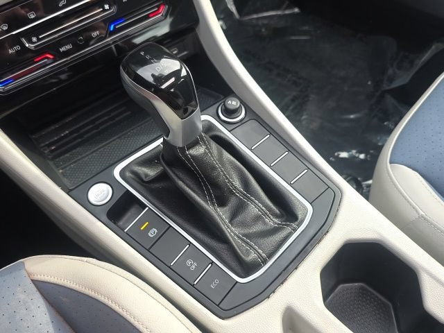 Used 2025 Volkswagen Jetta SE FWD image 19
