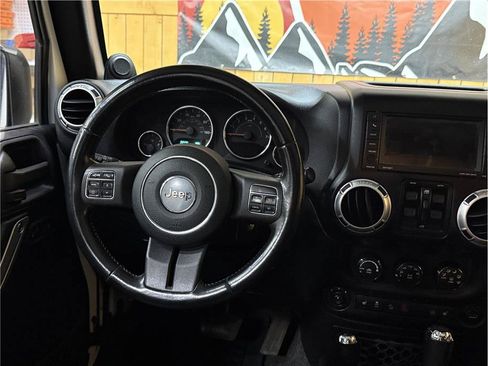 Used 2012 Jeep Wrangler Unlimited Sahara w/ Connectivity Group AWD/4WD image 15