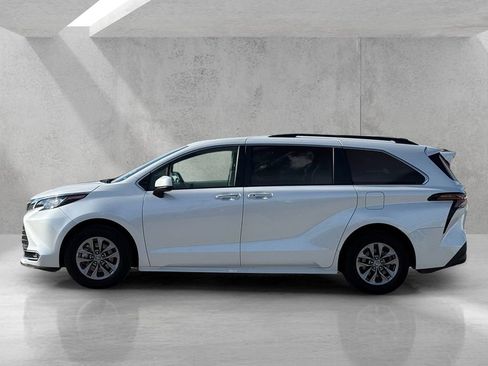 Used 2023 Toyota Sienna XLE image 8