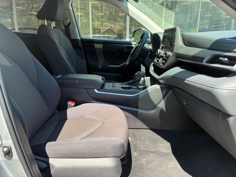 Used 2025 Toyota Highlander LE FWD image 29