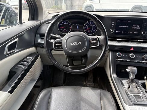 Used 2023 Kia Carnival LX FWD image 6