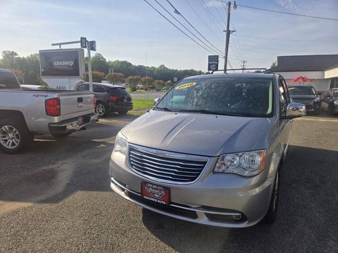 Used 2016 Chrysler Town & Country Touring-L FWD image 3