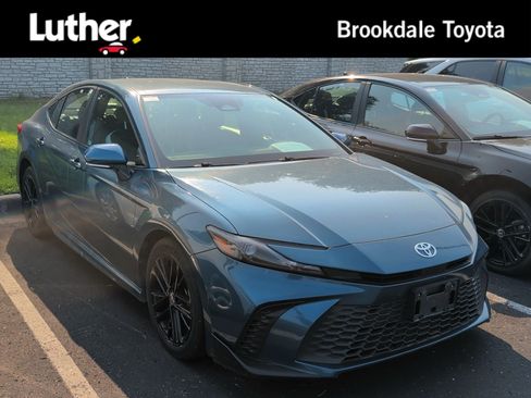 Used 2025 Toyota Camry SE FWD image 1