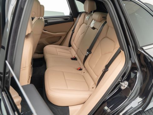 Certified 2025 Porsche Macan image 28