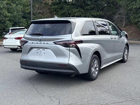 Used 2025 Toyota Sienna LE FWD image 2
