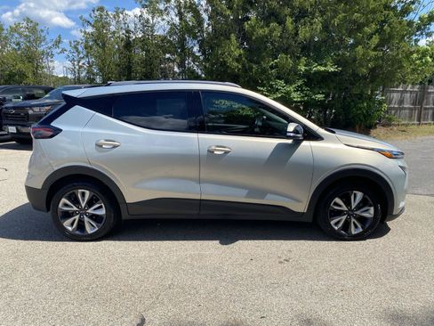 Used 2023 Chevrolet Bolt EUV LT w/ Convenience Package FWD image 8