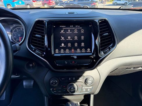 Used 2019 Jeep Cherokee Limited image 18
