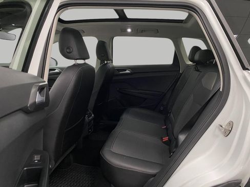 Certified 2025 Volkswagen Taos SE image 25