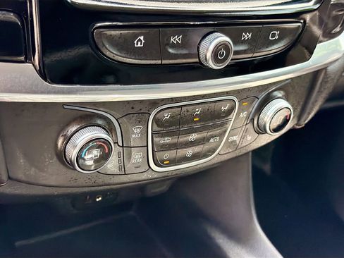 Used 2020 Chevrolet Traverse LT image 15