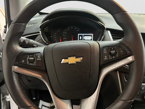 Used 2022 Chevrolet Trax LT w/ LT Convenience Package image 12