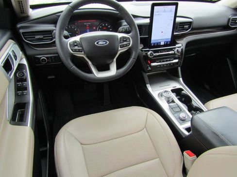 Used 2024 Ford Explorer Limited w/ Limited Technology Package AWD/4WD image 2