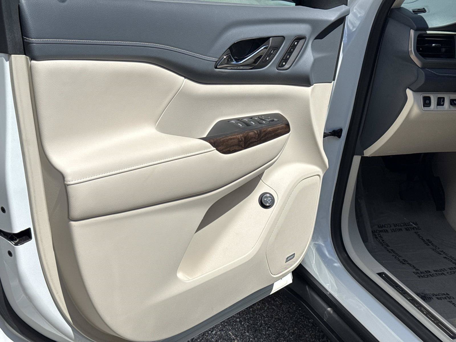 Used 2023 GMC Acadia Denali w/ Denali Technology Package FWD image 16