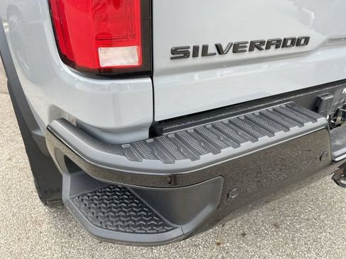Used 2025 Chevrolet Silverado 2500 ZR2 w/ Technology Package AWD/4WD image 9
