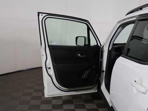 Used 2018 Jeep Renegade Altitude FWD image 16