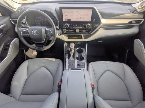 Used 2024 Toyota Highlander Limited FWD image 16