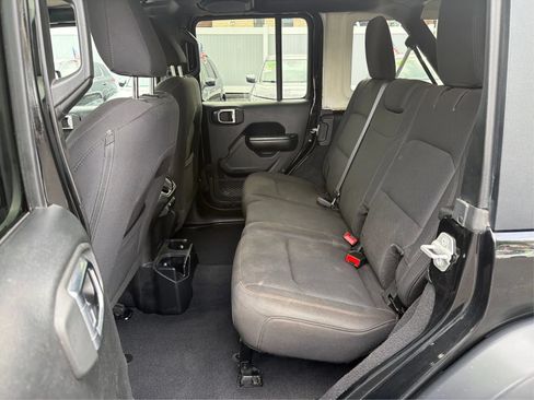 Used 2018 Jeep Wrangler Unlimited Sport S AWD/4WD image 10