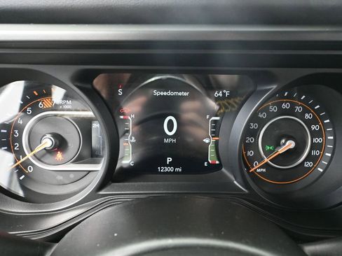 Used 2024 Jeep Wrangler Unlimited Sahara w/ Technology Group AWD/4WD image 31