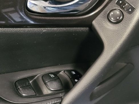 Used 2018 Nissan Rogue SV AWD/4WD image 27