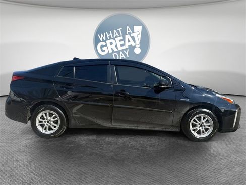 Used 2019 Toyota Prius XLE image 2