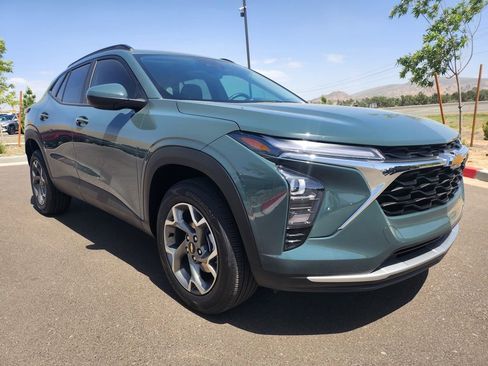 Used 2025 Chevrolet Trax LT w/ Driver Confidence Package FWD image 3