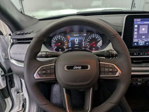 Used 2025 Jeep Compass Latitude AWD/4WD image 16