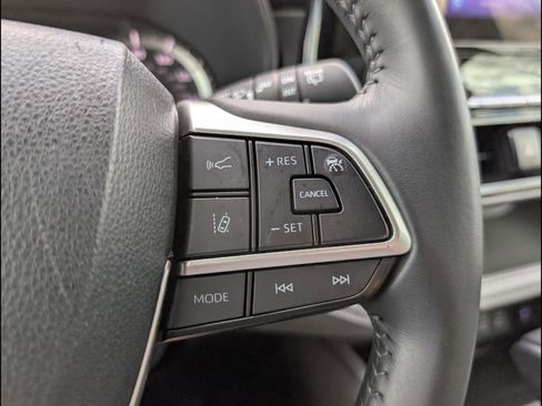 Used 2024 Toyota Highlander LE AWD/4WD image 22