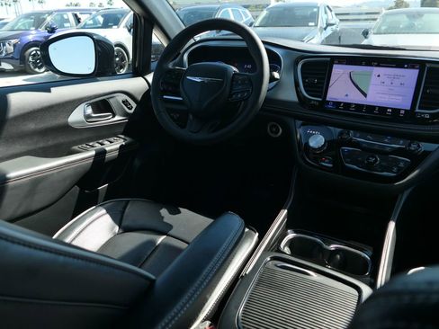 Used 2025 Chrysler Pacifica Limited FWD image 25