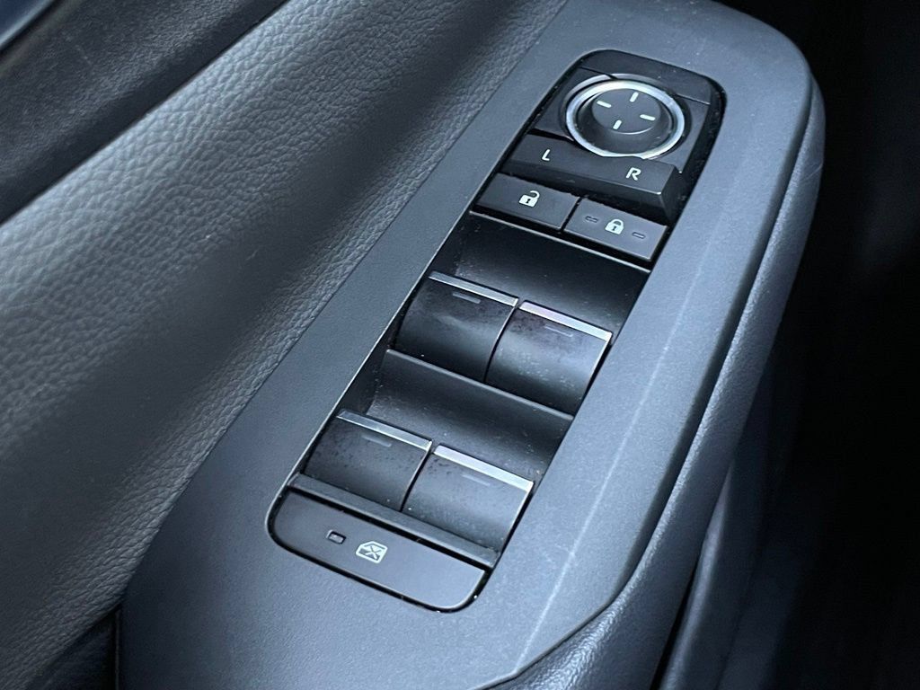 Used 2025 Toyota Prius XLE FWD image 12