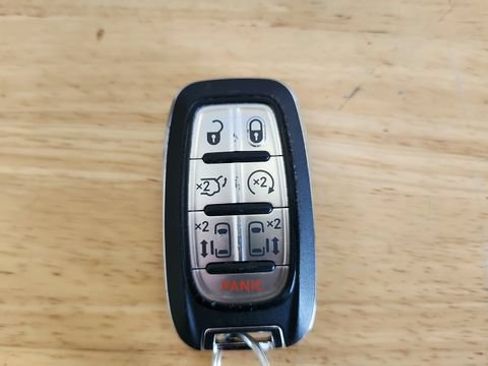 Used 2025 Chrysler Pacifica Limited FWD image 9