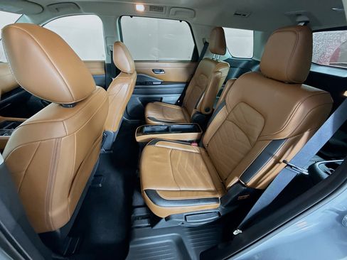 Used 2024 Nissan Pathfinder Platinum image 29