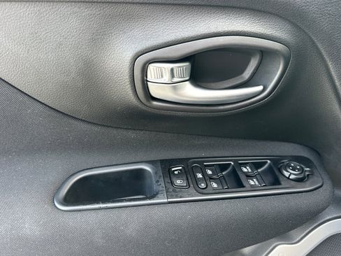 Used 2021 Jeep Renegade Latitude w/ Sun & Sound Group image 10