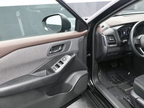 Used 2023 Nissan Rogue S AWD/4WD image 16